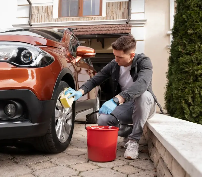 Lavage auto à domicile Sandarville : professionnel intervenant sur un véhicule